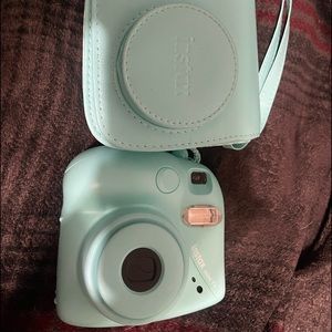 Selling a one size film camera in the color turquoise.